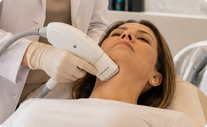Dermatologista Alciara Lima fazendo tratamento de papada em uma paciente