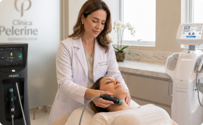 Alciara Lima Dermatologista fazendo tratamento de papada em uma paciente