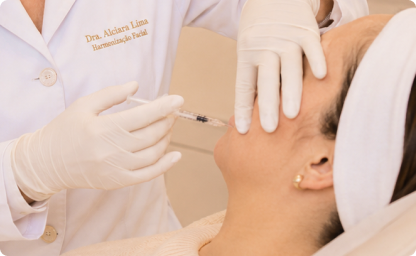 alciara Lima Dermatologista fazendo Preenchimento Facial em um paciente