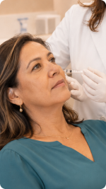 Alciara Lima Dermatologista fazendo Botox no rosto em uma paciente