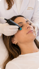 dermatologista alciara lima fazendo tratamento para olheiras em uma paciente