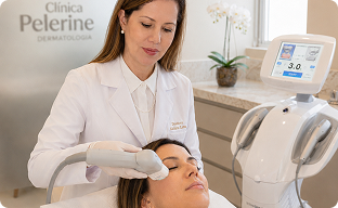 Alciara Lima dermatologista fazendo tratamento para olheiras em uma paciente